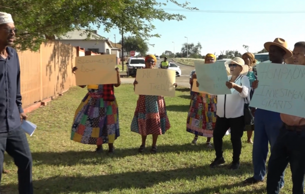 Blouwes Community demands answers from ||Kharas Governor