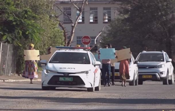 ||Kharas governor addresses blouwes community grievances