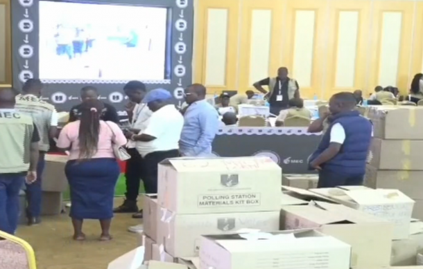 Mutharika takes early lead over Chakwera in Malawi election